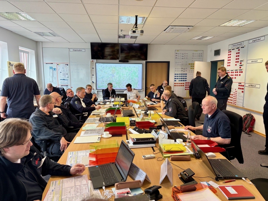 Konzentriertes Arbeiten während der Übung der Kreiseinsatzleitung des Kreises Paderborn. ©Ralph Meyer